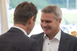 Landrat Peter Dreier im Gespräch mit Hans Ostermaier (BDS)